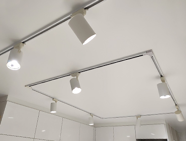 Сатиновый натяжной потолок с белыми светильниками