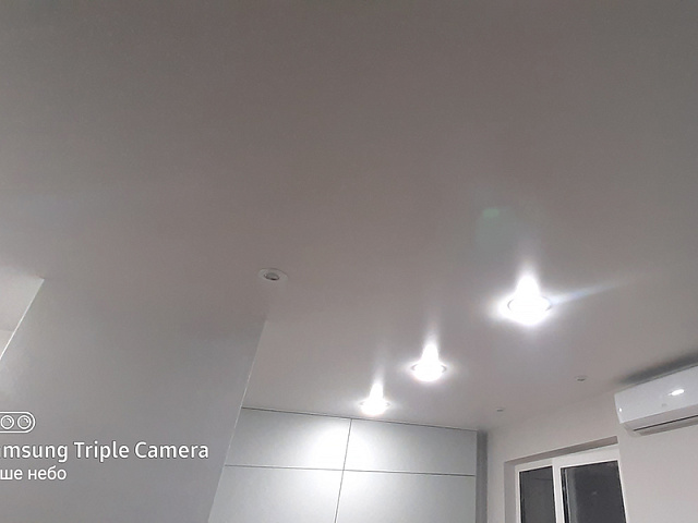 Сатиновый натяжной потолок с светильниками 